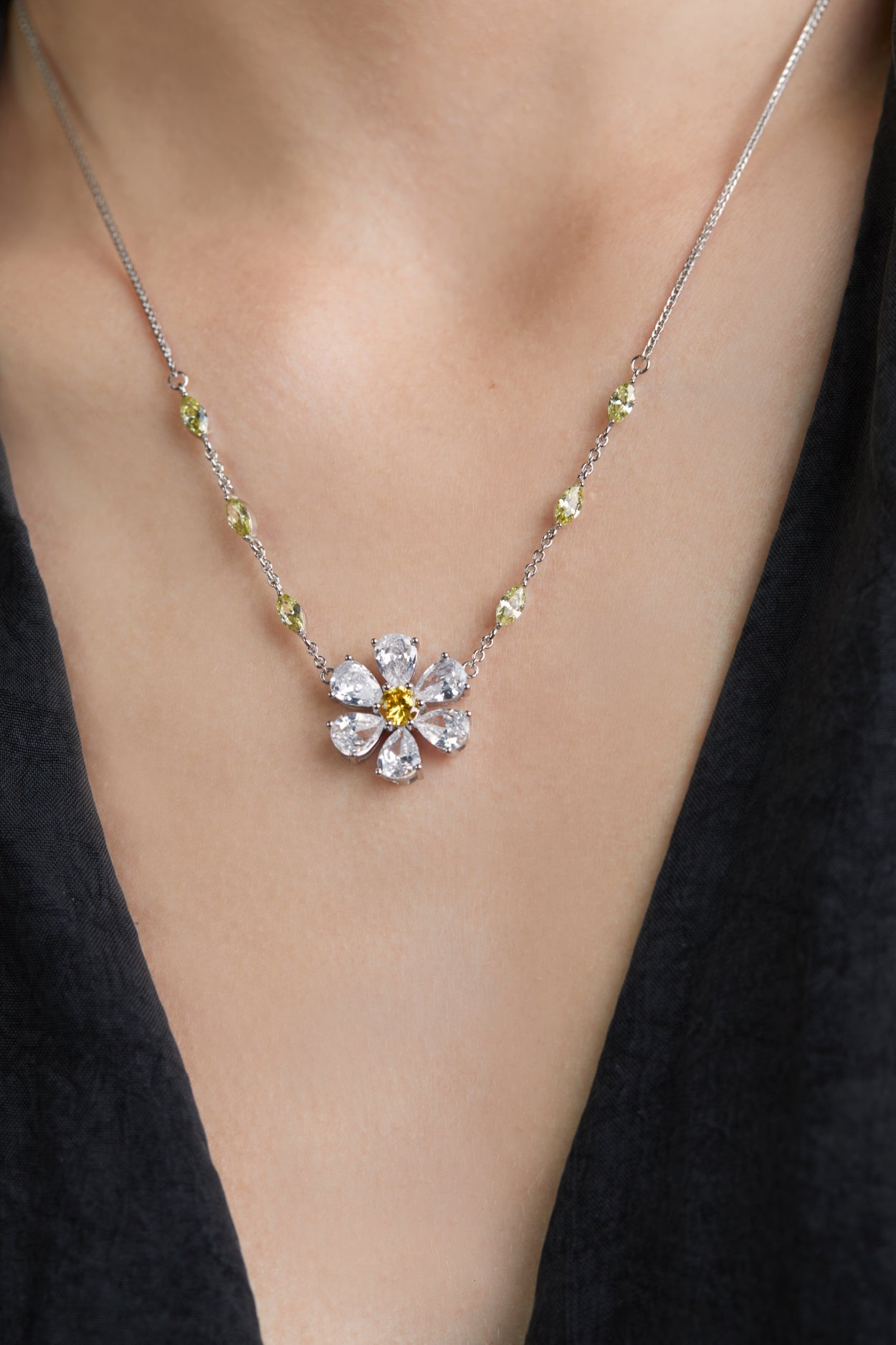 Mistral Daisy Necklace